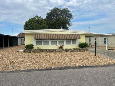 6735 Kensington Dr NE