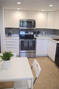 3970 Oaks Clubhouse Dr APT 306
