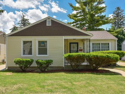 1913 West Eggert PLACE