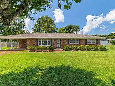 Property at 1402 Windsor Dr, Tuscumbia, AL