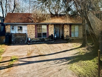 Property at 212 N 8th St, Beasley, TX