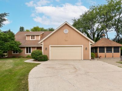 W270N6983 Woodland Oaks DRIVE