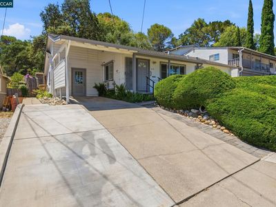 210 Vista Way