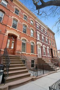 10 Mac Donough St