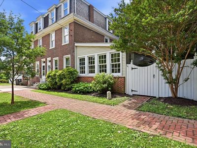 209 E 10th Ave