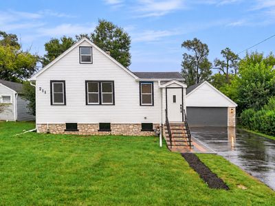 Property at 211 N Graylynn Dr, Mount Prospect, IL