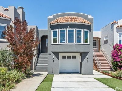 386 Capistrano Ave