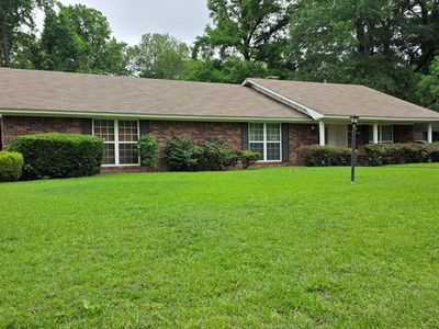 38 Broadmoor Dr