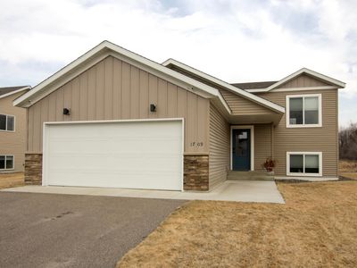Property at 1709 Maple Leaf Ln, Litchfield, MN