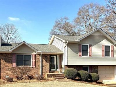 1205 Derek Dr SW
