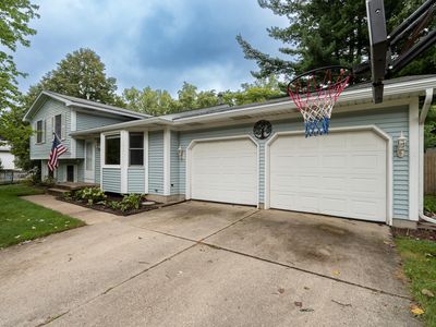 890 Gabrielle Ct NE