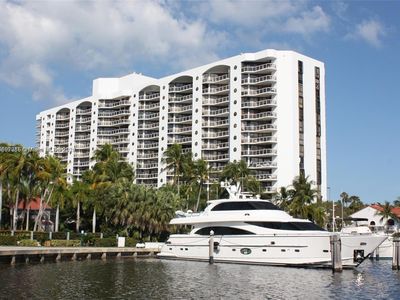 3610 Yacht Club Dr APT 208