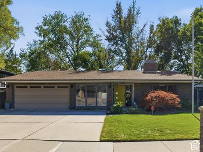 746 E Pontiac Dr
