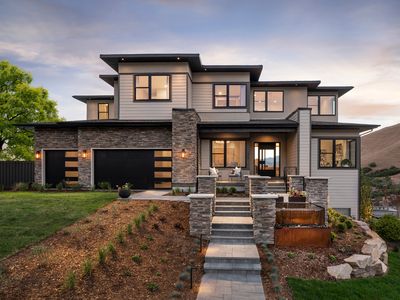 5841 N Valley View Rd