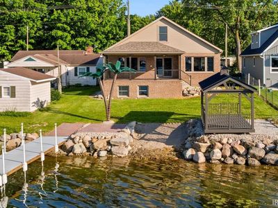 64 W Lakeside Dr
