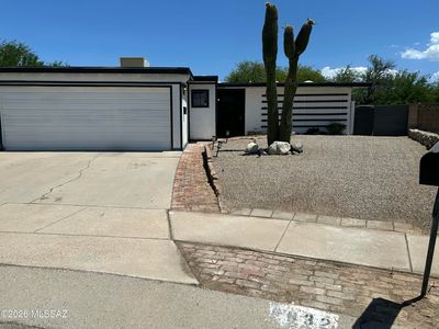 6832 N Autumn Pl