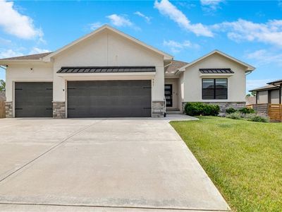 901 NW Hickorywood Dr