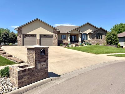 689 Nicholas Ct