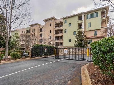 1209 E Washington St