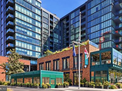 45 Sutton Sq SW Unit 706