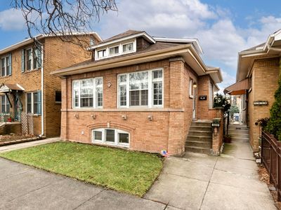 5832 N Sacramento Ave