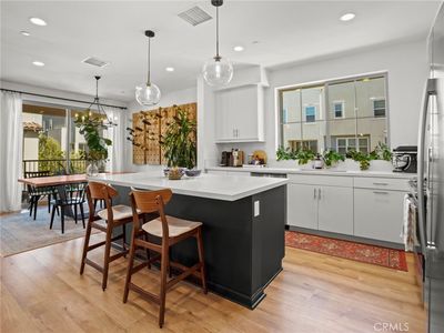 633 S Motif St