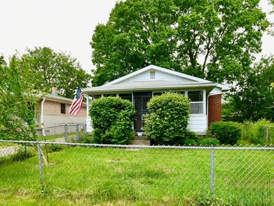 2748 S Lyons Ave