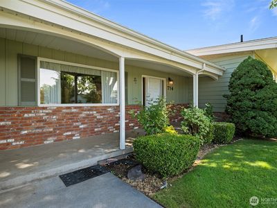 714 Canterbury Road NW