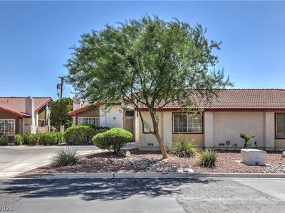 5272 Dickens Dr