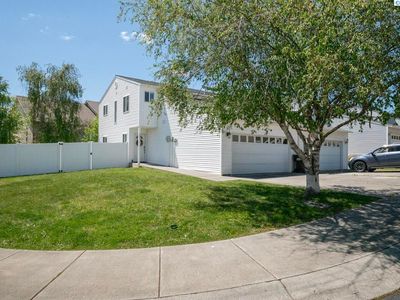 223 NW Clay Ct