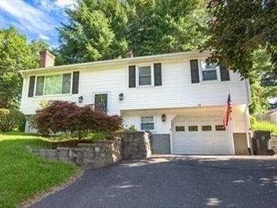 27 Country Club Dr