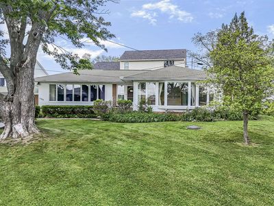 286 Lakeshore Dr W