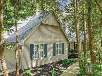 3723 Capilano Dr