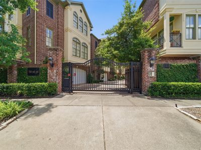 1329 Hyde Park Blvd