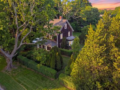 8 Wainscott Stone Rd
