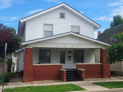 206 N High St