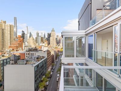 547 W 47th St ROOM 813