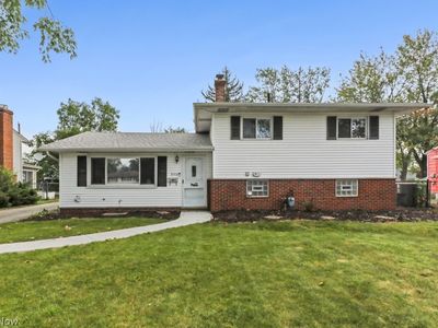 5713 Vickie Ln