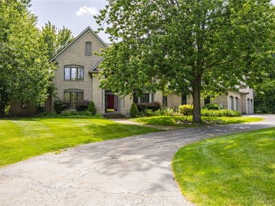 24 Roxbury Ln