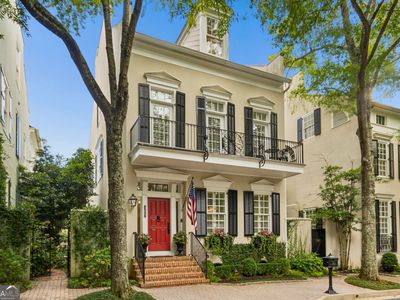 305 Abercorn Sq