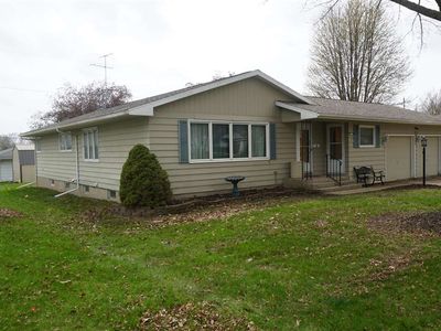 Property at 107 E Pioneer Rd, Lone Tree, IA