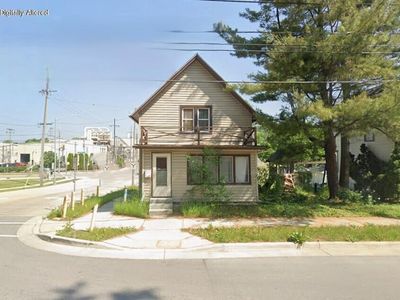 735 E North STREET