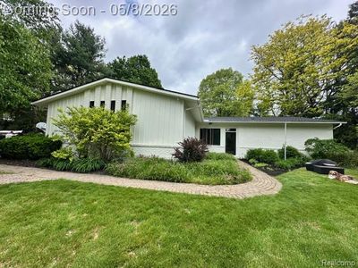 11221 Meadowood Dr