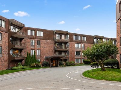 Property at 1008 Paradise Rd APT 2J, Swampscott, MA