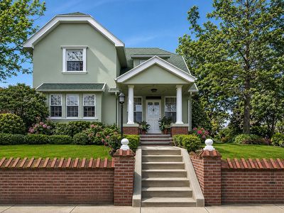 8525 Colonial