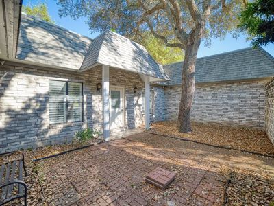 410 Fairway Oaks St