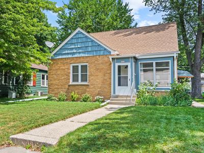 4452 North Sheffield AVENUE