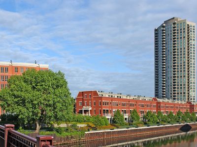 501 N Clinton St APT 903