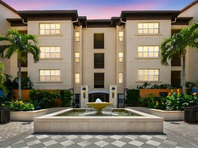 100 4th Ave S APT 220