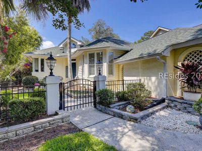 3 Royal Pointe Dr